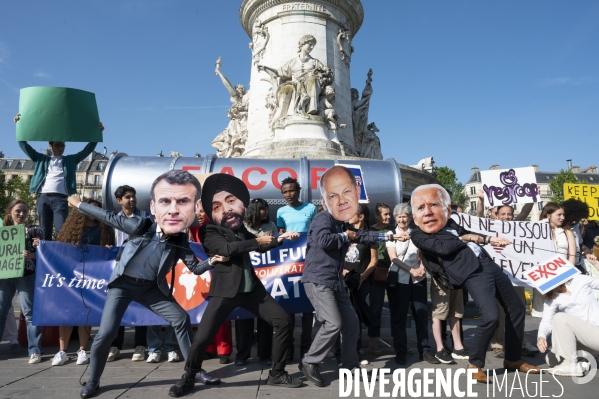 Des militants écologistes rassemblés à Paris, en marge du sommet pour la reforme de la finance à Paris. Demonstration against fossil fuels and for climate on the sidelines of the New Global Financial Pact Summit, in Paris