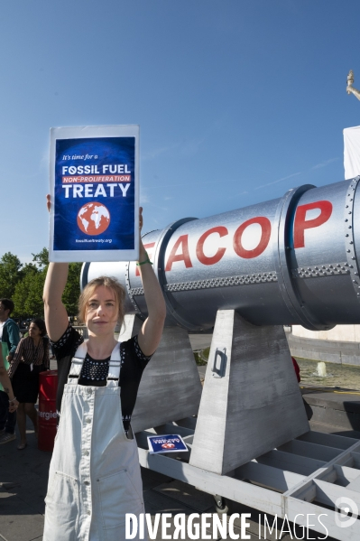 Des militants écologistes rassemblés à Paris, en marge du sommet pour la reforme de la finance à Paris. Demonstration against fossil fuels and for climate on the sidelines of the New Global Financial Pact Summit, in Paris