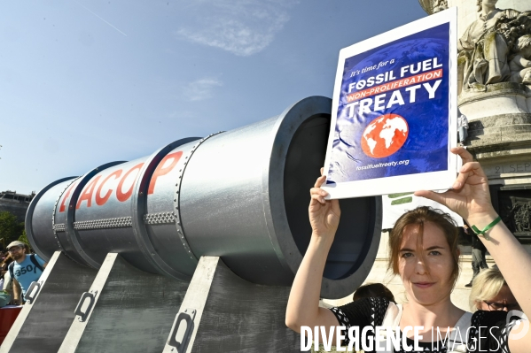 Des militants écologistes rassemblés à Paris, en marge du sommet pour la reforme de la finance à Paris. Demonstration against fossil fuels and for climate on the sidelines of the New Global Financial Pact Summit, in Paris