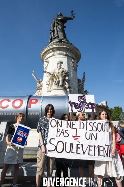 Des militants écologistes rassemblés à Paris, en marge du sommet pour la reforme de la finance à Paris. Demonstration against fossil fuels and for climate on the sidelines of the New Global Financial Pact Summit, in Paris