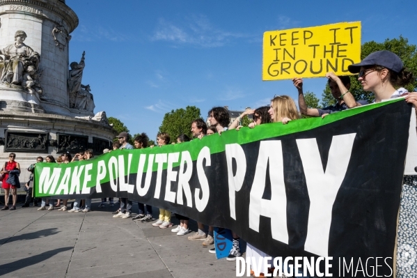 Des militants écologistes rassemblés à Paris, en marge du sommet pour la reforme de la finance à Paris. Demonstration against fossil fuels and for climate on the sidelines of the New Global Financial Pact Summit, in Paris