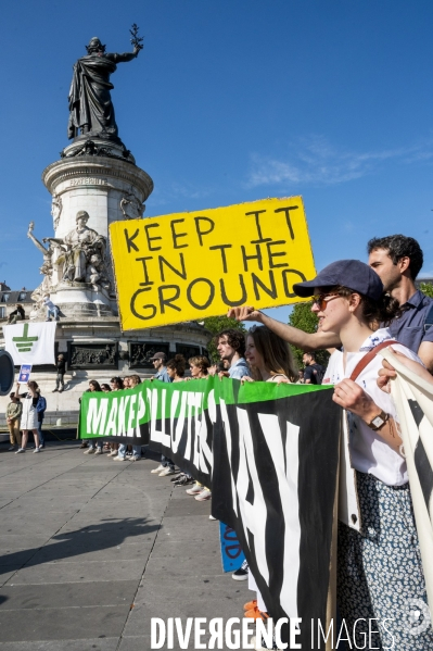 Des militants écologistes rassemblés à Paris, en marge du sommet pour la reforme de la finance à Paris. Demonstration against fossil fuels and for climate on the sidelines of the New Global Financial Pact Summit, in Paris