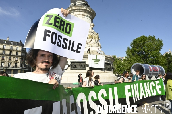 Des militants écologistes rassemblés à Paris, en marge du sommet pour la reforme de la finance à Paris. Demonstration against fossil fuels and for climate on the sidelines of the New Global Financial Pact Summit, in Paris