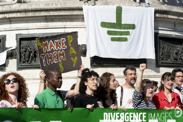 Des militants écologistes rassemblés à Paris, en marge du sommet pour la reforme de la finance à Paris. Demonstration against fossil fuels and for climate on the sidelines of the New Global Financial Pact Summit, in Paris