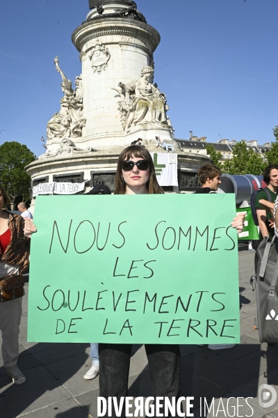 Des militants écologistes rassemblés à Paris, en marge du sommet pour la reforme de la finance à Paris. Demonstration against fossil fuels and for climate on the sidelines of the New Global Financial Pact Summit, in Paris