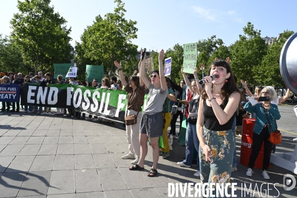 Des militants écologistes rassemblés à Paris, en marge du sommet pour la reforme de la finance à Paris. Demonstration against fossil fuels and for climate on the sidelines of the New Global Financial Pact Summit, in Paris