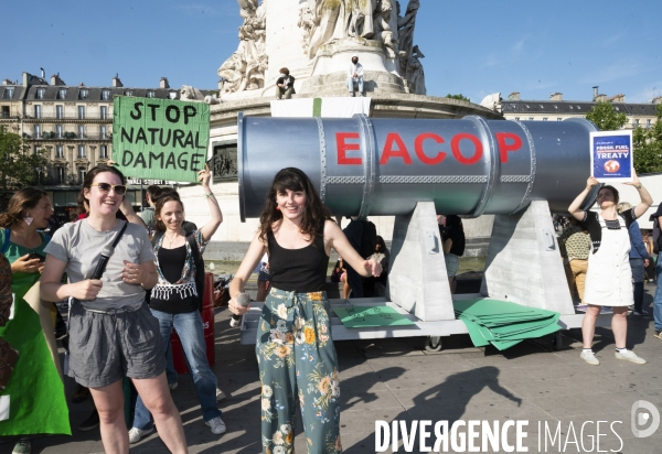 Des militants écologistes rassemblés à Paris, en marge du sommet pour la reforme de la finance à Paris. Demonstration against fossil fuels and for climate on the sidelines of the New Global Financial Pact Summit, in Paris