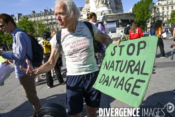 Des militants écologistes rassemblés à Paris, en marge du sommet pour la reforme de la finance à Paris. Demonstration against fossil fuels and for climate on the sidelines of the New Global Financial Pact Summit, in Paris