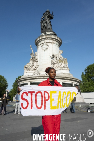 Des militants écologistes rassemblés à Paris, en marge du sommet pour la reforme de la finance à Paris. Demonstration against fossil fuels and for climate on the sidelines of the New Global Financial Pact Summit, in Paris