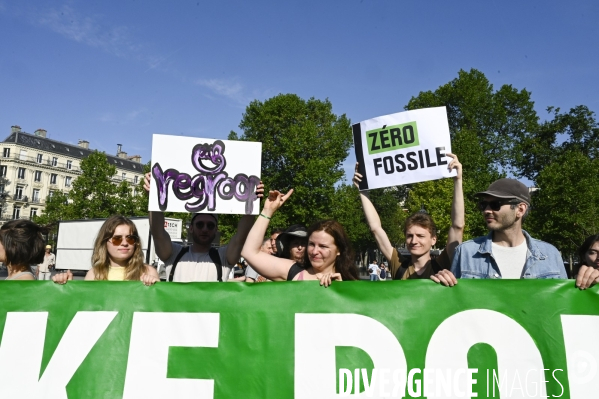 Des militants écologistes rassemblés à Paris, en marge du sommet pour la reforme de la finance à Paris. Demonstration against fossil fuels and for climate on the sidelines of the New Global Financial Pact Summit, in Paris