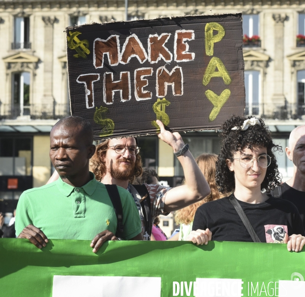 Des militants écologistes rassemblés à Paris, en marge du sommet pour la reforme de la finance à Paris. Demonstration against fossil fuels and for climate on the sidelines of the New Global Financial Pact Summit, in Paris