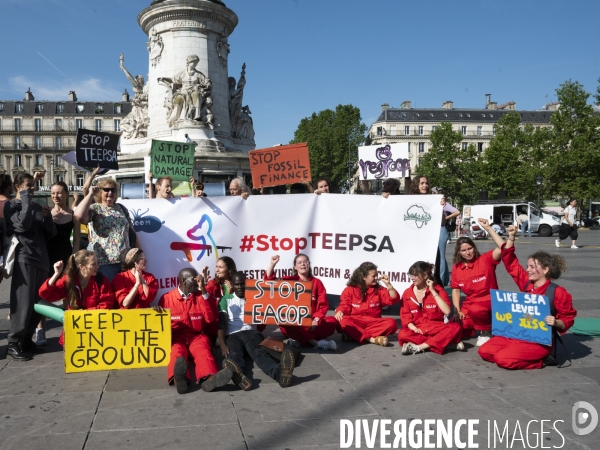 Des militants écologistes rassemblés à Paris, en marge du sommet pour la reforme de la finance à Paris. Demonstration against fossil fuels and for climate on the sidelines of the New Global Financial Pact Summit, in Paris