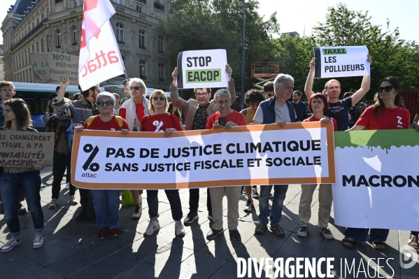 Des militants écologistes rassemblés à Paris, en marge du sommet pour la reforme de la finance à Paris. Demonstration against fossil fuels and for climate on the sidelines of the New Global Financial Pact Summit, in Paris