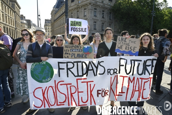 Des militants écologistes rassemblés à Paris, en marge du sommet pour la reforme de la finance à Paris. Demonstration against fossil fuels and for climate on the sidelines of the New Global Financial Pact Summit, in Paris