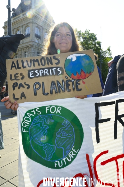 Des militants écologistes rassemblés à Paris, en marge du sommet pour la reforme de la finance à Paris. Demonstration against fossil fuels and for climate on the sidelines of the New Global Financial Pact Summit, in Paris