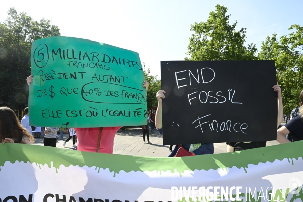 Des militants écologistes rassemblés à Paris, en marge du sommet pour la reforme de la finance à Paris. Demonstration against fossil fuels and for climate on the sidelines of the New Global Financial Pact Summit, in Paris