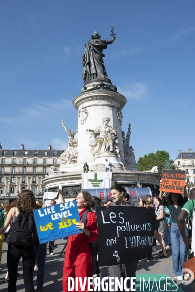 Des militants écologistes rassemblés à Paris, en marge du sommet pour la reforme de la finance à Paris. Demonstration against fossil fuels and for climate on the sidelines of the New Global Financial Pact Summit, in Paris