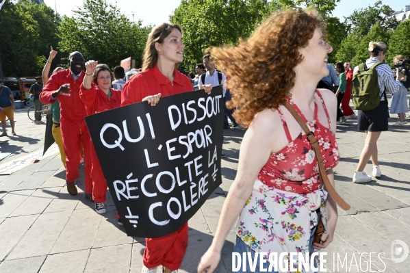 Des militants écologistes rassemblés à Paris, en marge du sommet pour la reforme de la finance à Paris. Demonstration against fossil fuels and for climate on the sidelines of the New Global Financial Pact Summit, in Paris