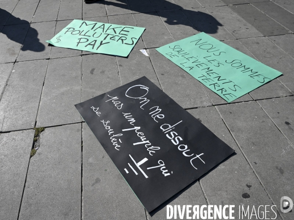 Des militants écologistes rassemblés à Paris, en marge du sommet pour la reforme de la finance à Paris. Demonstration against fossil fuels and for climate on the sidelines of the New Global Financial Pact Summit, in Paris