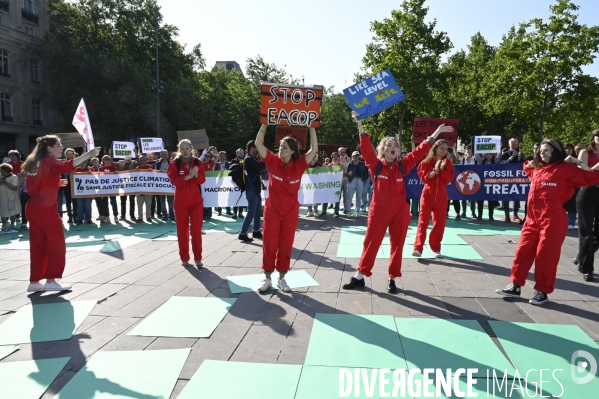 Des militants écologistes rassemblés à Paris, en marge du sommet pour la reforme de la finance à Paris. Demonstration against fossil fuels and for climate on the sidelines of the New Global Financial Pact Summit, in Paris
