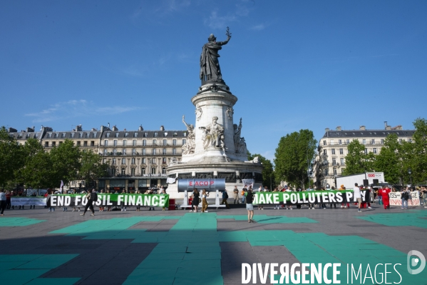 Des militants écologistes rassemblés à Paris, en marge du sommet pour la reforme de la finance à Paris. Demonstration against fossil fuels and for climate on the sidelines of the New Global Financial Pact Summit, in Paris