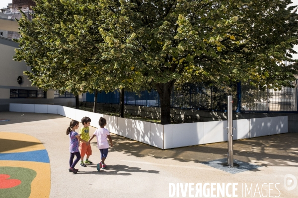 Cour d ecole  Oasis  dans le 12e arrondissement de Paris.