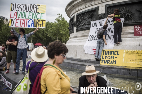 Rassemblement a l appel des soulevements de la terre, place de la republique a paris.