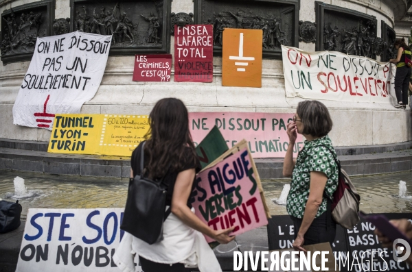 Rassemblement a l appel des soulevements de la terre, place de la republique a paris.