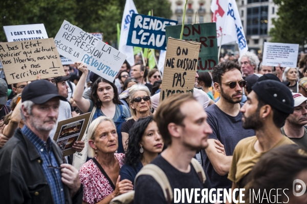 Rassemblement a l appel des soulevements de la terre, place de la republique a paris.