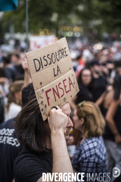 Rassemblement a l appel des soulevements de la terre, place de la republique a paris.