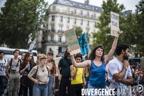 Rassemblement a l appel des soulevements de la terre, place de la republique a paris.