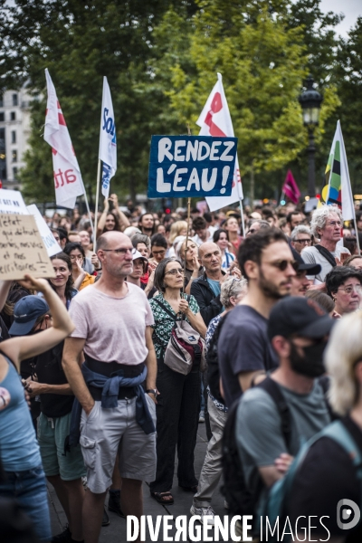 Rassemblement a l appel des soulevements de la terre, place de la republique a paris.