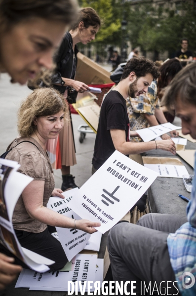 Rassemblement a l appel des soulevements de la terre, place de la republique a paris.