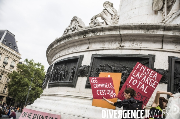 Rassemblement a l appel des soulevements de la terre, place de la republique a paris.