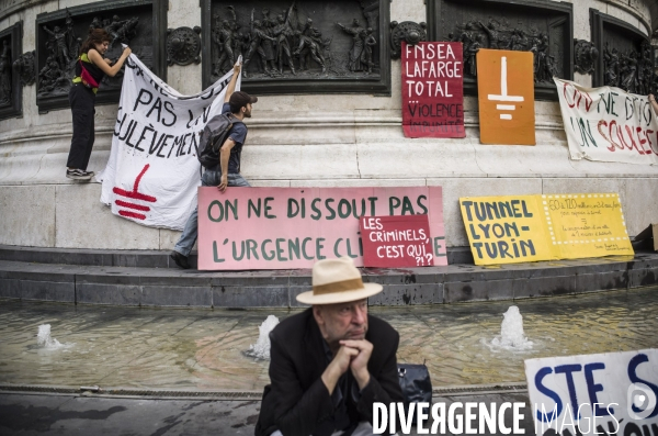 Rassemblement a l appel des soulevements de la terre, place de la republique a paris.