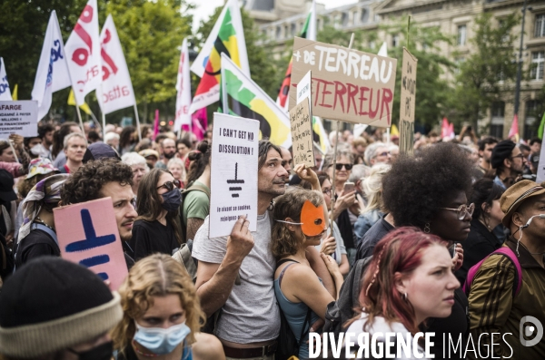 Rassemblement a l appel des soulevements de la terre, place de la republique a paris.