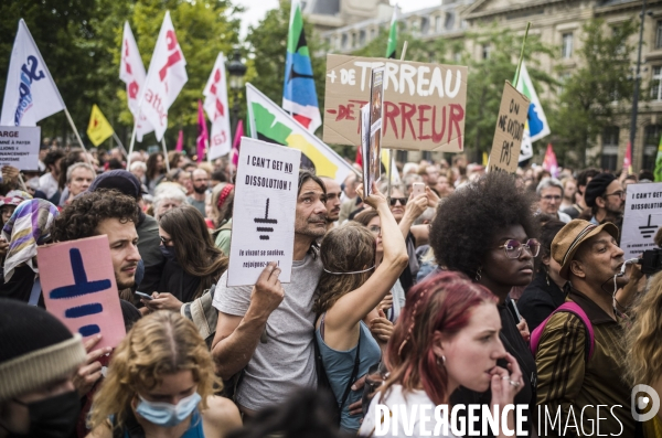 Rassemblement a l appel des soulevements de la terre, place de la republique a paris.