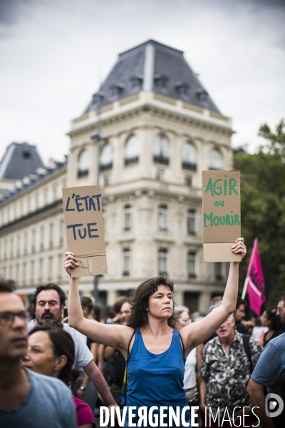 Rassemblement a l appel des soulevements de la terre, place de la republique a paris.