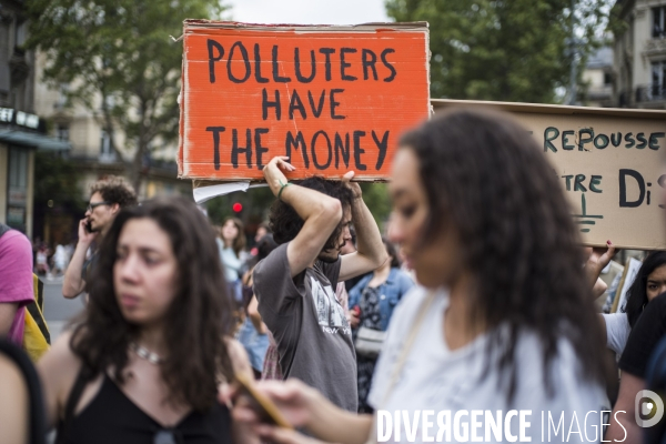Rassemblement a l appel des soulevements de la terre, place de la republique a paris.