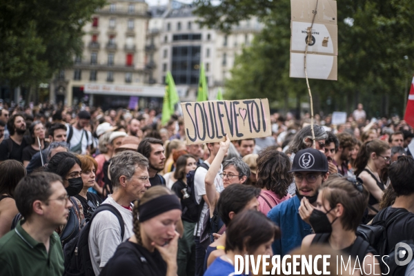 Rassemblement a l appel des soulevements de la terre, place de la republique a paris.