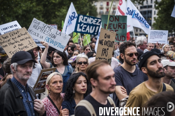 Rassemblement a l appel des soulevements de la terre, place de la republique a paris.