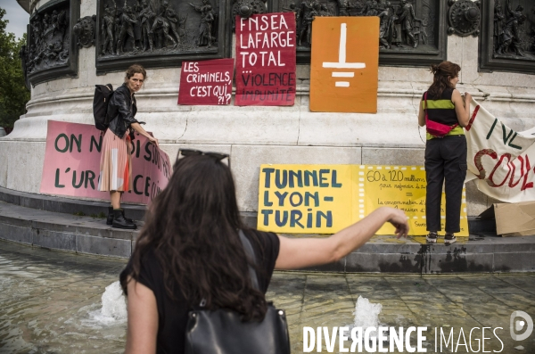 Rassemblement a l appel des soulevements de la terre, place de la republique a paris.