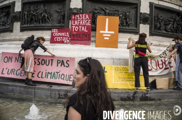 Rassemblement a l appel des soulevements de la terre, place de la republique a paris.