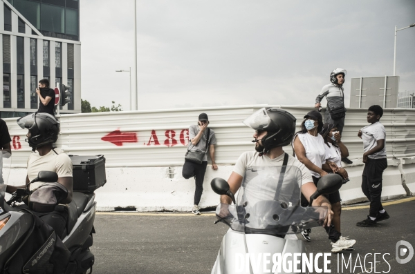 Marche blanche a nanterre en hommage au jeune nahel tue lors d un controle de police.
