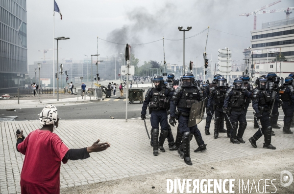 Marche blanche a nanterre en hommage au jeune nahel tue lors d un controle de police.