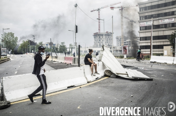 Marche blanche a nanterre en hommage au jeune nahel tue lors d un controle de police.