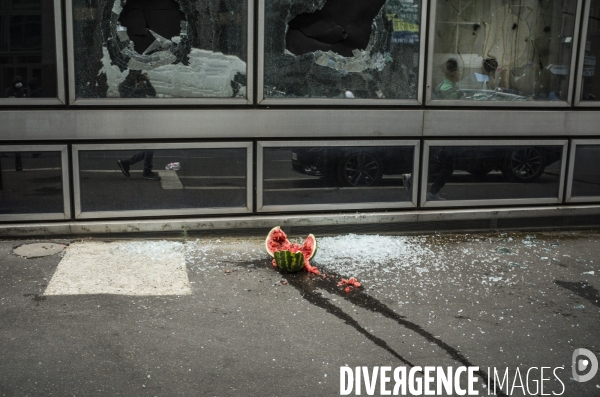 Marche blanche a nanterre en hommage au jeune nahel tue lors d un controle de police.
