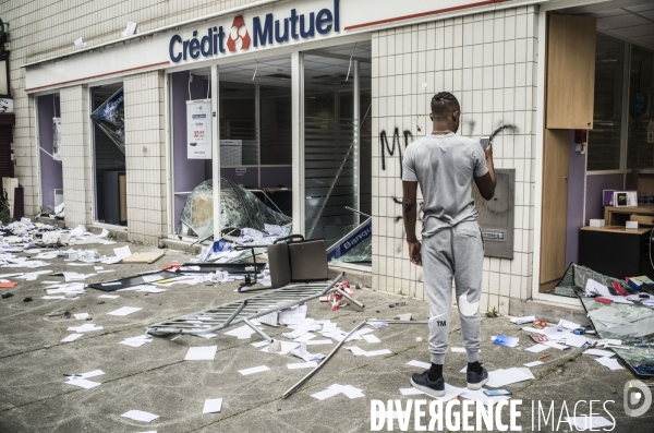 Marche blanche a nanterre en hommage au jeune nahel tue lors d un controle de police.