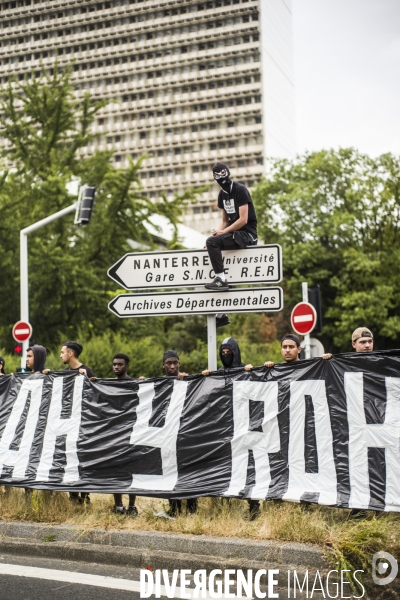 Marche blanche a nanterre en hommage au jeune nahel tue lors d un controle de police.