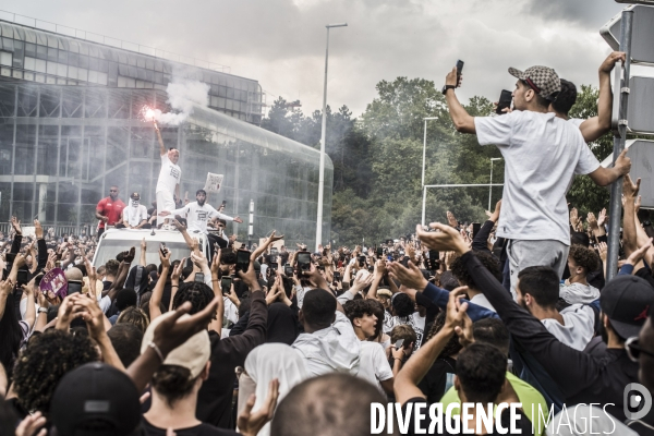 Marche blanche a nanterre en hommage au jeune nahel tue lors d un controle de police.